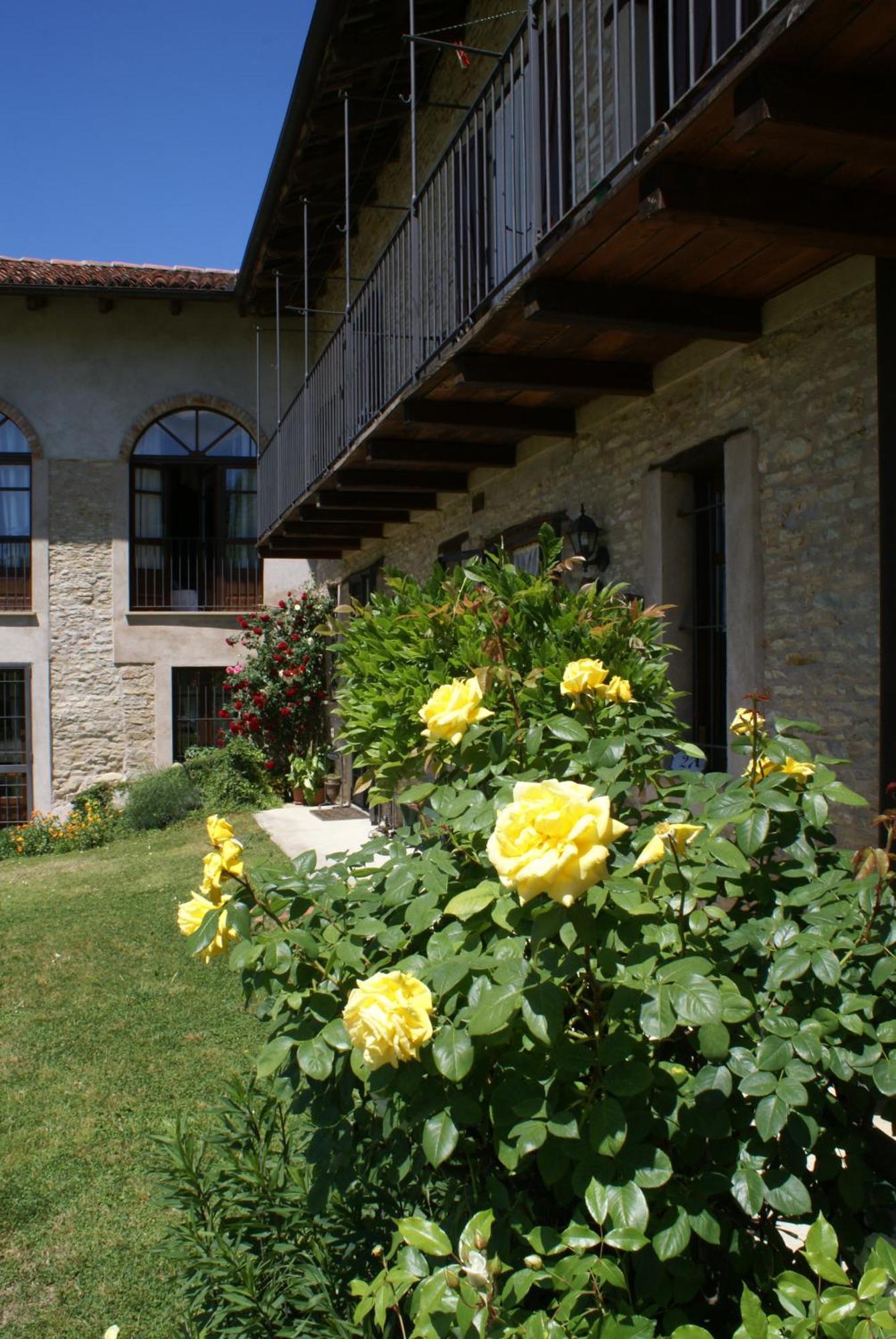 Casa Branzele Acomodação com café da manhã Trezzo Tinella Exterior foto